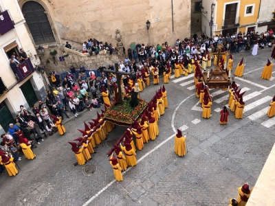 Mediodía memorable en el que brillaron como nunca los colores nazarenos de Cuenca