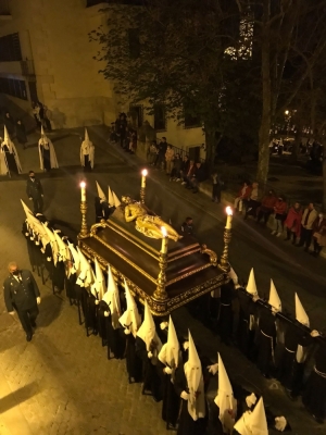 Solemnidad y silencio para un brillante Santo Entierro