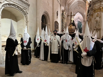 Solemnidad y silencio para un brillante Santo Entierro