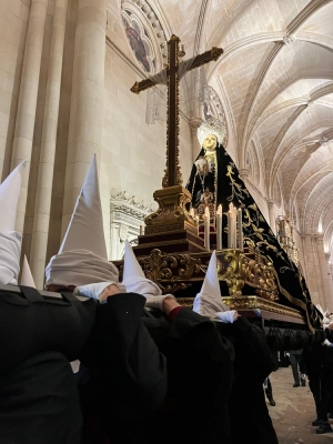 Solemnidad y silencio para un brillante Santo Entierro