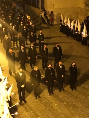 Solemnidad y silencio para un brillante Santo Entierro