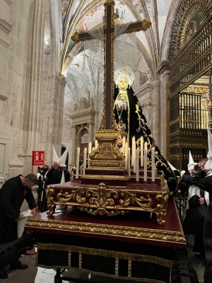 Solemnidad y silencio para un brillante Santo Entierro