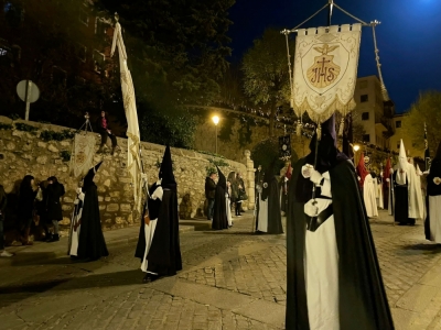 Solemnidad y silencio para un brillante Santo Entierro