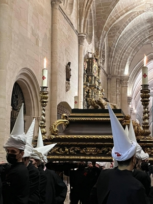 Solemnidad y silencio para un brillante Santo Entierro