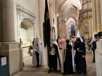 Solemnidad y silencio para un brillante Santo Entierro