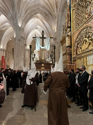 Solemnidad y silencio para un brillante Santo Entierro