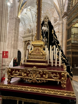 Solemnidad y silencio para un brillante Santo Entierro