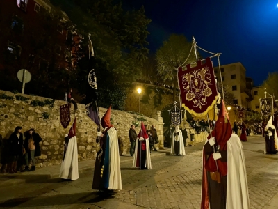 Solemnidad y silencio para un brillante Santo Entierro