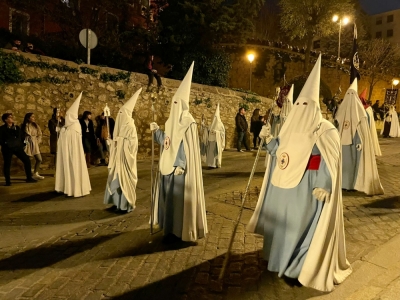 Solemnidad y silencio para un brillante Santo Entierro