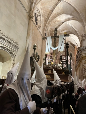 Solemnidad y silencio para un brillante Santo Entierro