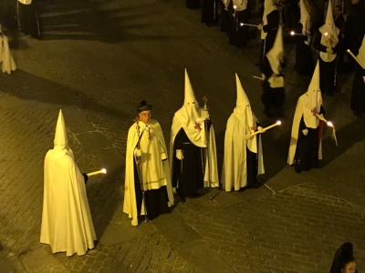 Solemnidad y silencio para un brillante Santo Entierro