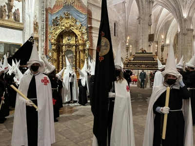 Solemnidad y silencio para un brillante Santo Entierro